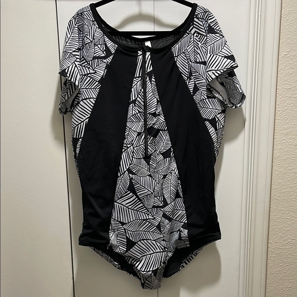 Cacique One Piece swimsuit with short sleeves